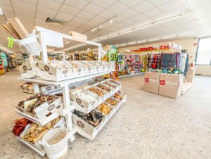 Cremetöne und natürliche Materialien sind Kernelemente des neuen Markenkonzepts von Zoo & Co.