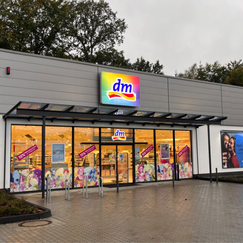 Auf einem Gelände mit Märkten von Aldi Süd und Edeka befindet sich die neue dm-Filiale