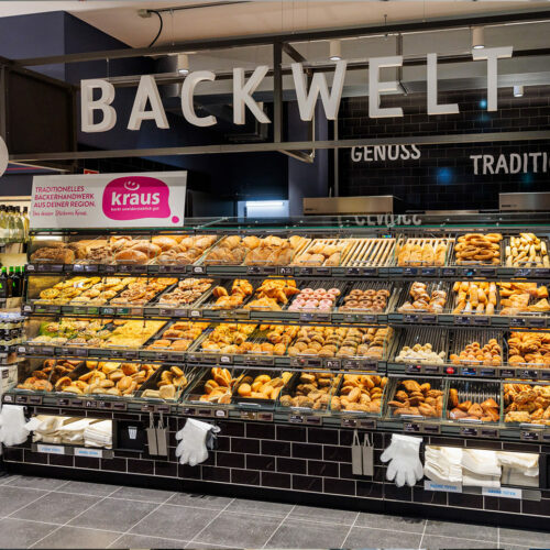 An der Stirnseite des Marktes befinden sich die Backwaren – mit Bäckerei Kraus setzt Aldi Süd auf Lokalität.mit Bäckerei Kraus setzt Aldi Süd auf Lokalität.