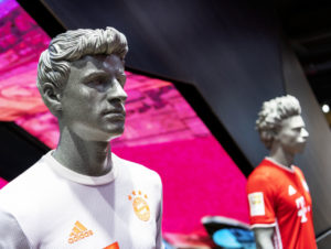 Display-Mannequins der Mannschaft präsentieren die aktuellen Trikots. 