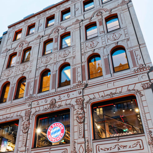 Die Außenfassade wurde im Sgraffito-Stil gestaltet und soll an das historische Gebäude aus dem Jahr 1872 erinnern.