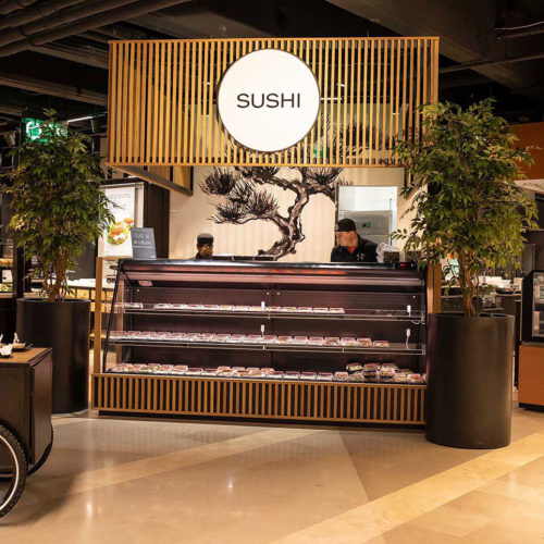 Grünpflanzen, wie echte Bonsai-Bäume beim Sushi, lockern das cleane Design auf.