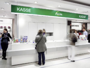 Die typische modulare Doppelkasse der Galeria Kaufhof im Corporate Design (Foto: Galeria Kaufhof)