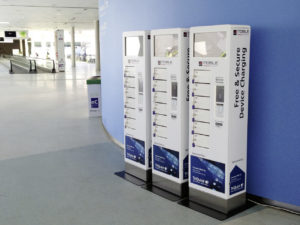 Die „ChargeBoxes“ stehen in Shopping-Malls oder Flughäfen. Dort können Kunden ihre Mobilgeräte aufladen.