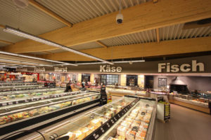 Holzleimbinder tragen die Decke des Supermarkts