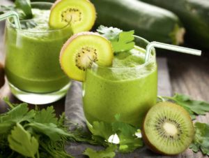 Grüne Smoothies sind derzeit ein Renner. (Foto: Fotolia / karepa)