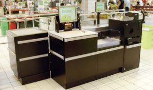 Auchan in Frankreich testet momentan in einem seiner Märkte das hybride Kassenterminal „U-Reverse“. (Foto: Fujitsu)