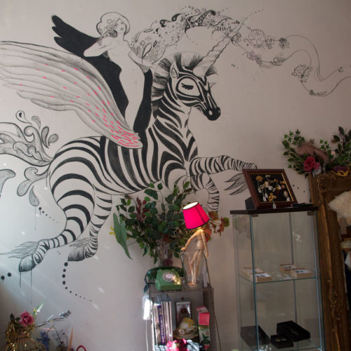 Zebracorn Godiva Boutique, 9 West Port, Edinburgh: Fleur Macintosh, die Inhaberin der schottischen Boutique, gab den Illustratorinnen Becky und Louise von Good Wives & Warriors den Auftrag, den Namen der Boutique an einer Wand zu illustrieren. Lady Godiva, auf dem Zebracorn reitend, wurde von den beiden Künstlerinnen in Schwarz direkt auf die weiße Wand gemalt. Ein absoluter Hingucker. www.godivaboutique.co.uk