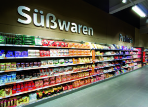 Auffällige Typografien wirken innovativ (Edeka Mayer, Haßfurt)