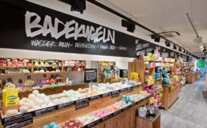 Lush, hier in Köln, bietet handgefertigte Kosmetikprodukte an, die so sorgfältig beleuchtet werden müssen wie Frischwaren. (Foto: Bäro)