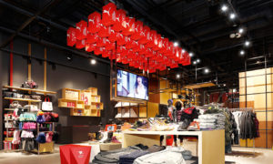 Installation und Branding in einem – Deckengestaltung bei Puma in Osaka