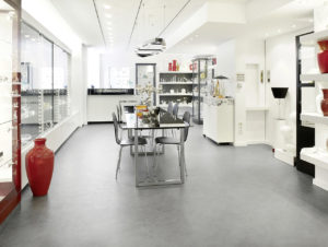 Designbelag in Schieferoptik bei J.H. Becker Haus für Tischkultur in Köln (Foto: Forbo)