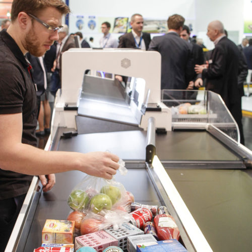 ITAB stellte auf der EuroCIS die neuste Generation an Self-Scanning-Kassentischen vor, darunter die im Bild gezeigte bandgestützte Lösung.