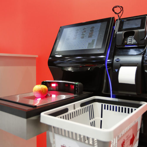 Selfcheckouts und mobile Self-Scanning waren ein Themenschwerpunkt auf dem Stand von Toshiba.